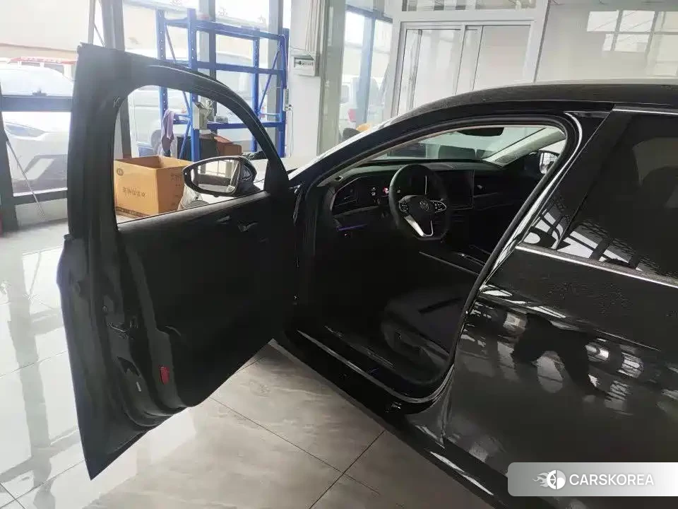 Volkswagen Magotan 2025 Черный из Китая, фото 2