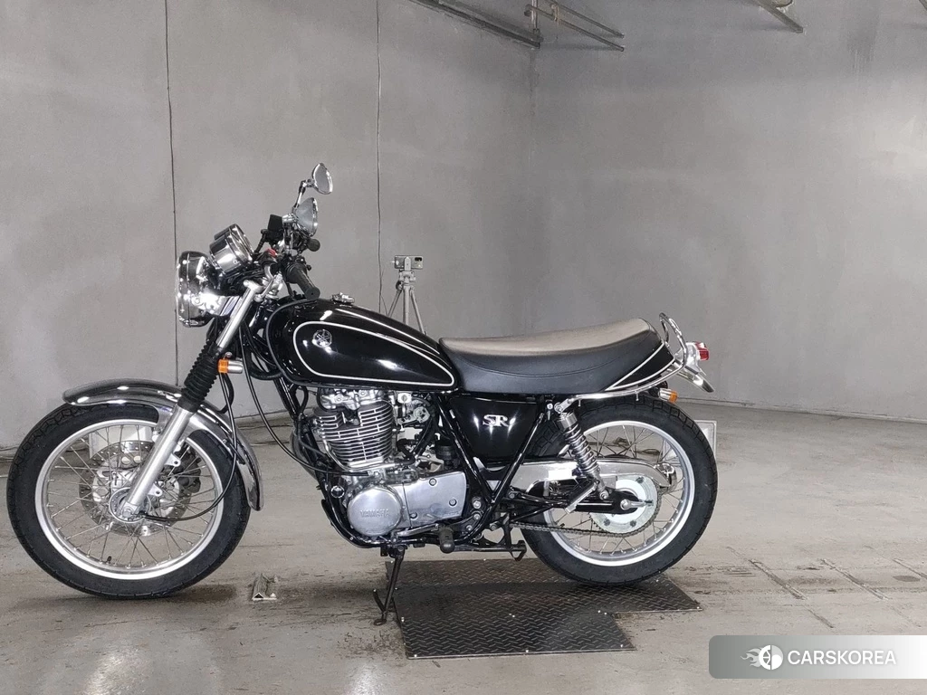 Проданный Yamaha SR 400 2011 из Японии
