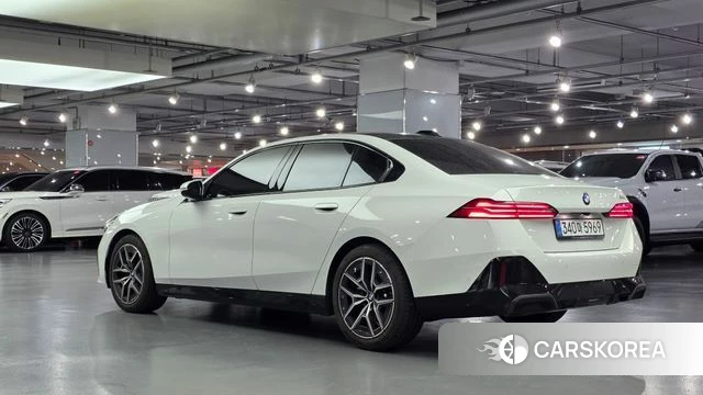 BMW 5 Series (G60) 2025 Белый из Кореи, фото 2