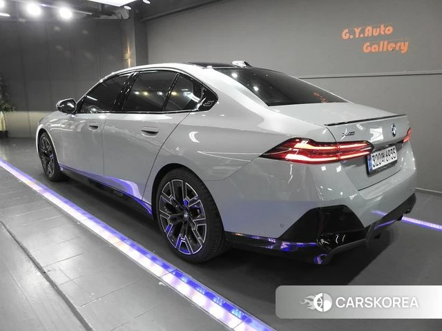 BMW 5 Series (G60) 2025 Небесно-голубой из Кореи, фото 2