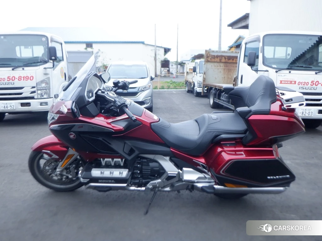 Проданный Honda GL1800 TOUR DCT 2018 из Японии
