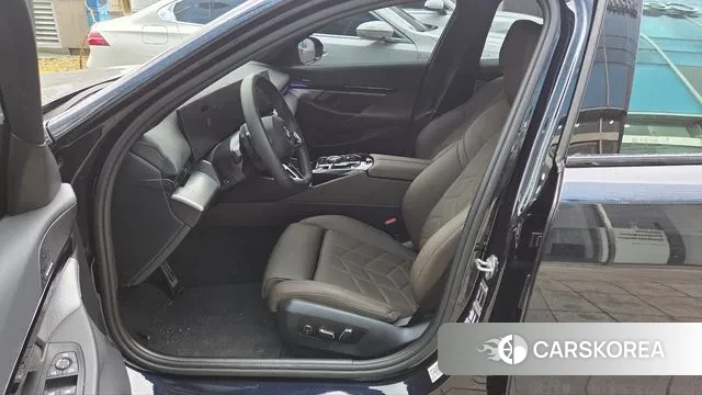 BMW 5 Series (G60) 2024 Черный из Кореи, фото 2