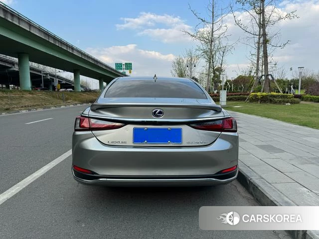 Lexus ES 2022 Серебристо-серый из Китая, фото 6
