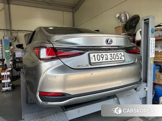 Lexus ES300h 7th generation 2021 Серый из Кореи, фото 2