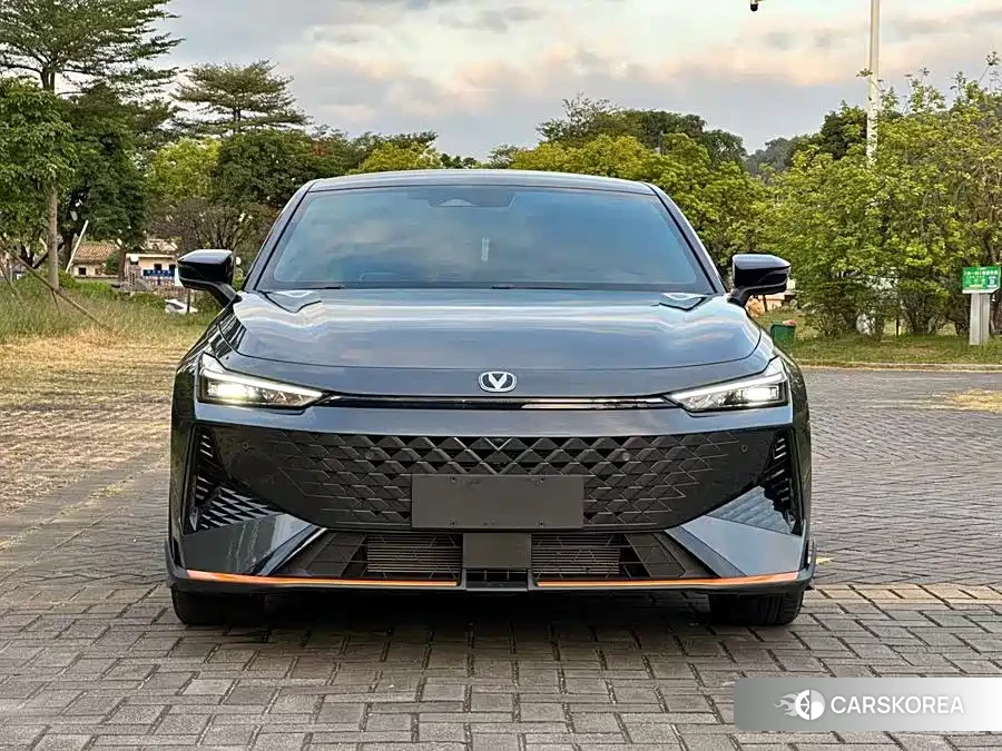 Chang'an UNI-V 2024 Silver/gray из Китая, фото 2