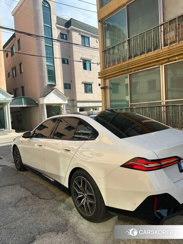 BMW 5 Series (G60) 2025 Белый из Кореи, фото 4