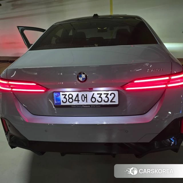 BMW 5 Series (G60) 2025 Серебристо-серый из Кореи, фото 2