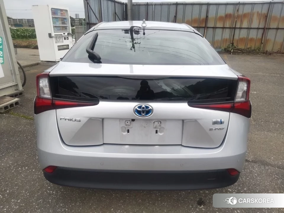 Toyota Prius 2021 из Японии, фото 2