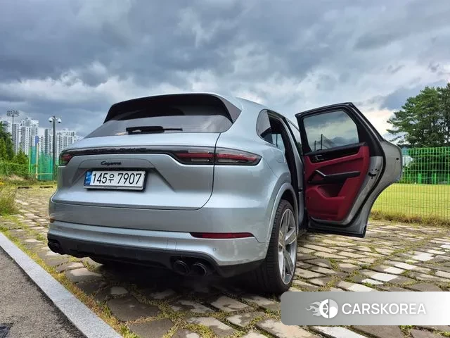 Porsche Cayenne (PO536) 2020 Светло-серебряный цвет из Кореи, фото 2
