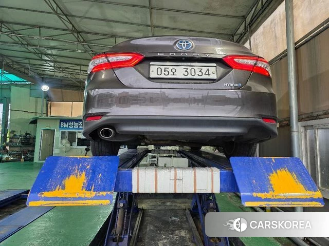 Toyota Camry (XV70) 2018 Серый из Кореи, фото 2