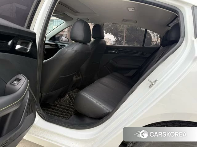 Roewe i5 2023 Белый из Китая, фото 2