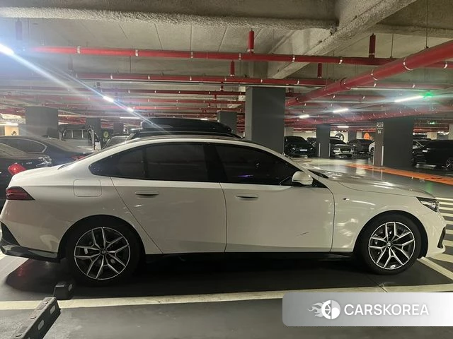 BMW 5 Series (G60) 2025 Белый из Кореи, фото 2