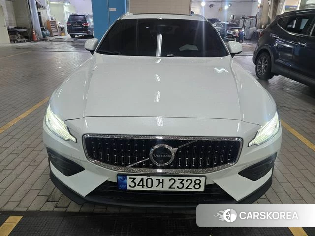 Volvo V60 Cross-Country 2nd Generation 2023 Белый из Кореи, фото 2