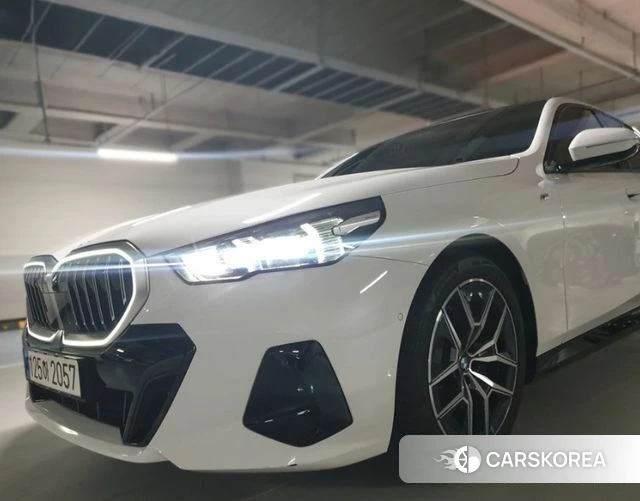 BMW 5 Series (G60) 2024 Белый из Кореи, фото 2