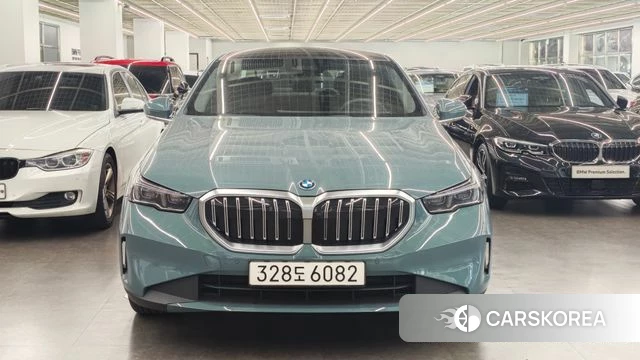 BMW 5 Series (G60) 2025 Синий нефрит из Кореи, фото 2