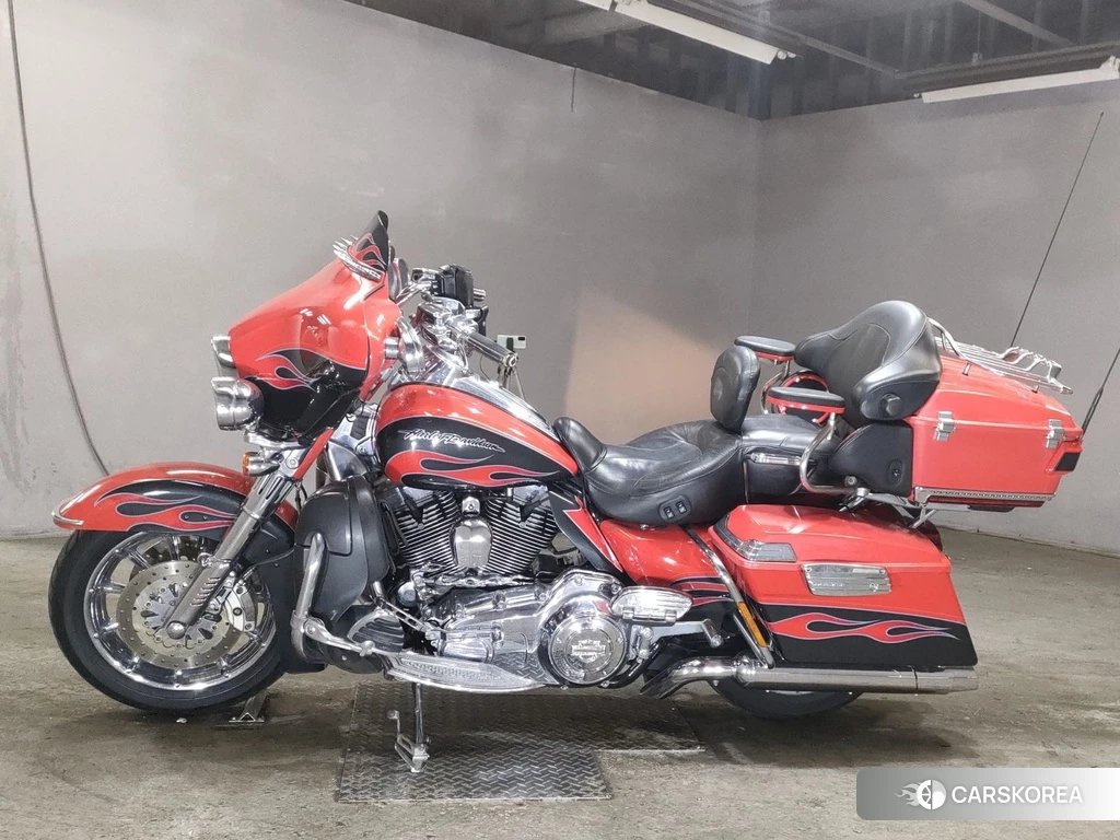 Проданный Harley-Davidson Electra Glide FLHTCUSE1800 CVO 2010 из Японии