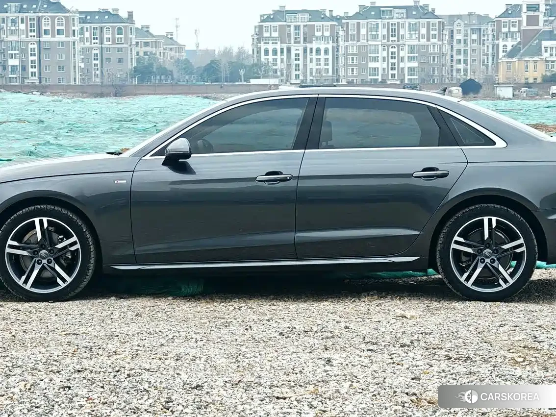 Audi A4L 2022 Silver/gray из Китая, фото 2