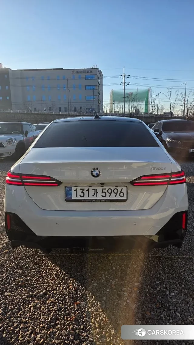 BMW 5 Series (G60) 2025 Белый из Кореи, фото 2