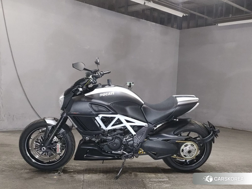 Проданный Ducati DIAVEL CARBON 2015 из Японии, фото 2