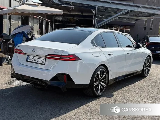 BMW 5 Series (G60) 2023 Белый из Кореи, фото 2