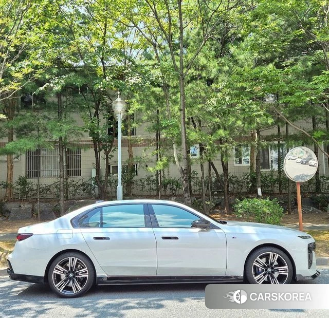 BMW i7 (G70) 2023 Белый из Кореи, фото 2