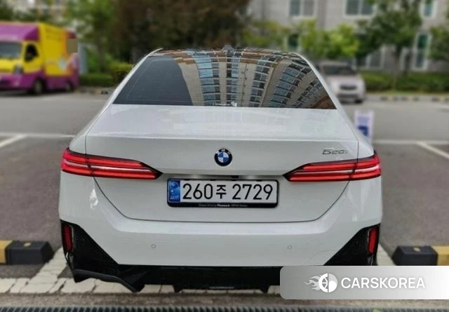 BMW 5 Series (G60) 2024 Белый из Кореи, фото 2