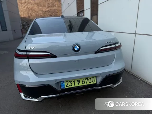 BMW i7 (G70) 2025 Цвет галактики из Кореи, фото 2