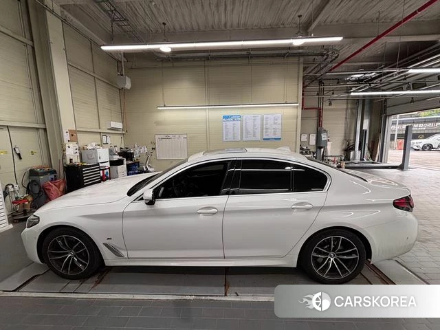 BMW 5 Series (G30) 2023 Белый из Кореи, фото 2