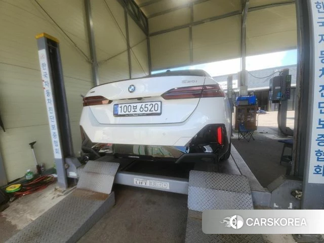 BMW 5 Series (G60) 2025 Белый из Кореи, фото 2