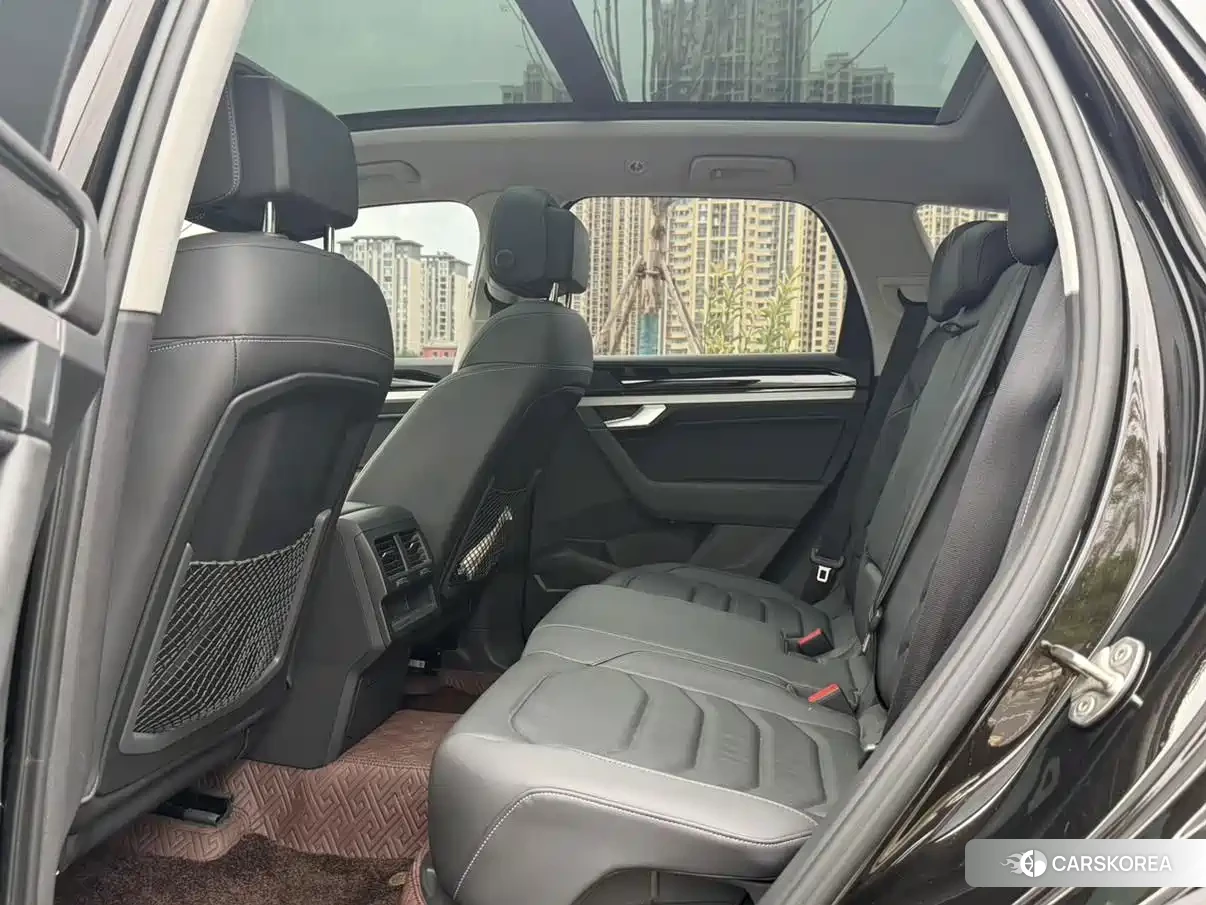 Volkswagen Touareg 2023 Champagne/brown из Китая, фото 6