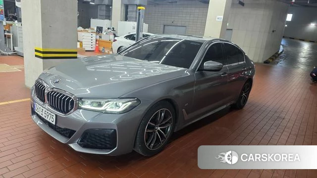 BMW 5 Series (G30) 2023 Серебристо-серый из Кореи, фото 2