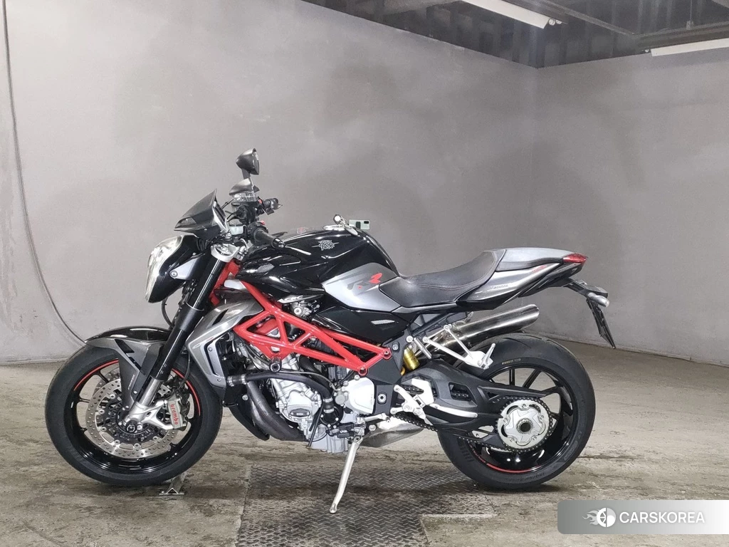 Проданный MV AGUSTA BRUTALE 1090RR id 4160670 из Японии