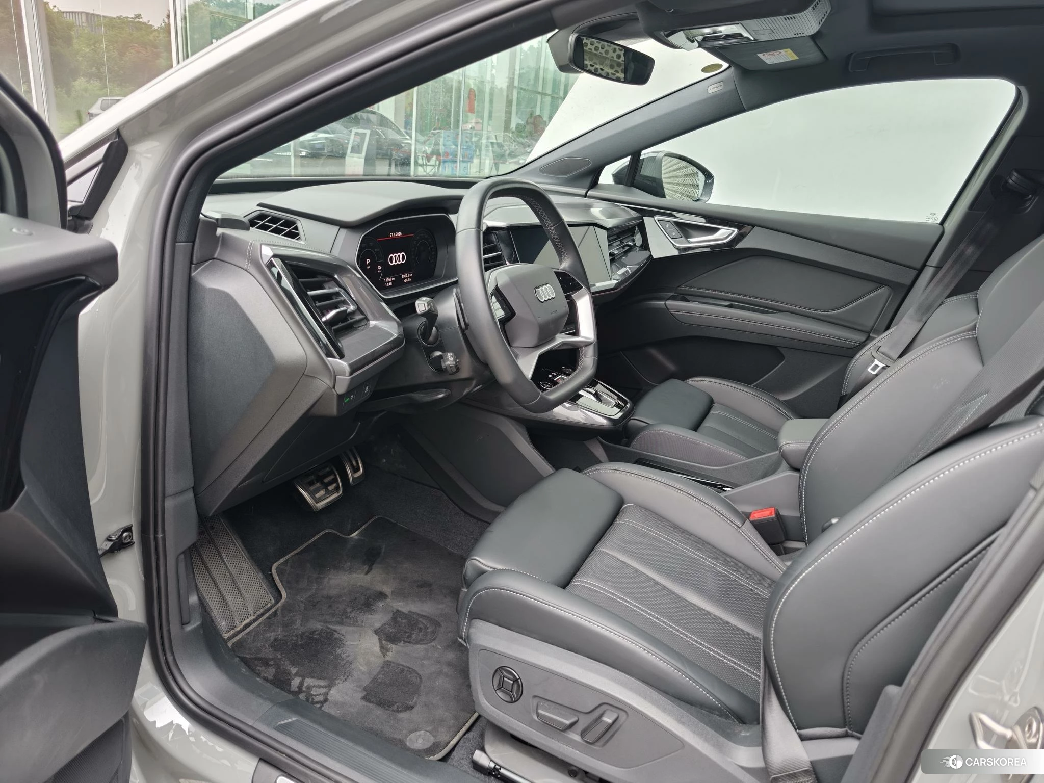 Audi Q4 2023 Серебристо-серый из Китая, фото 3