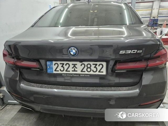 BMW 5 Series (G30) 2023 Серый из Кореи, фото 2