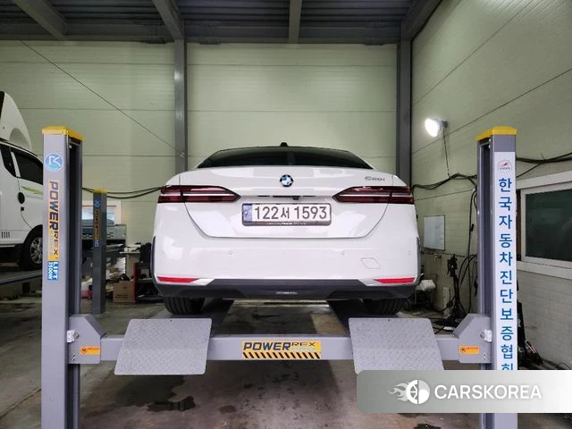 BMW 5 Series (G60) 2023 Белый из Кореи, фото 2