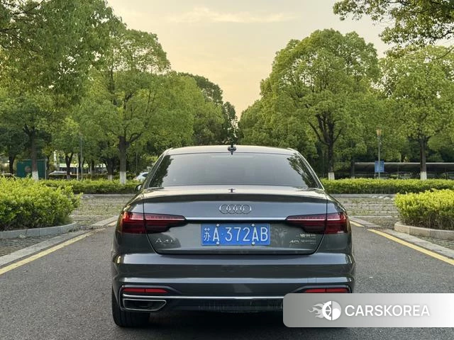 Audi A4L 2021 Темно-серый из Китая, фото 2