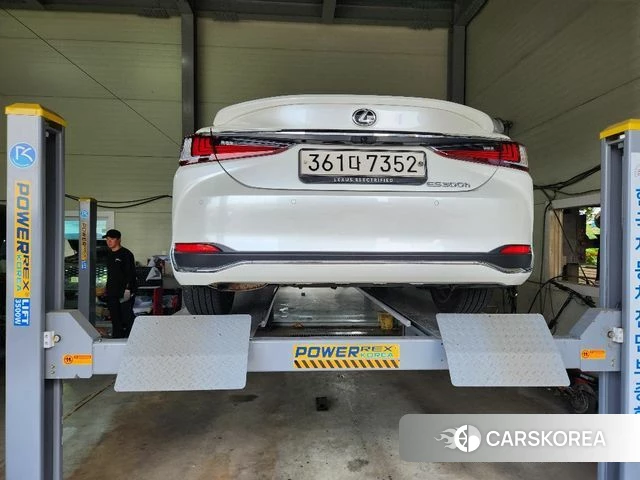 Lexus ES300h 7th generation 2024 Белый из Кореи, фото 2