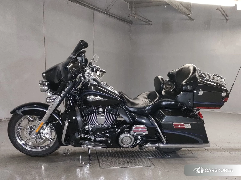 Проданный Harley-Davidson Electra Glide FLHTCUSE1800 CVO 2013 из Японии