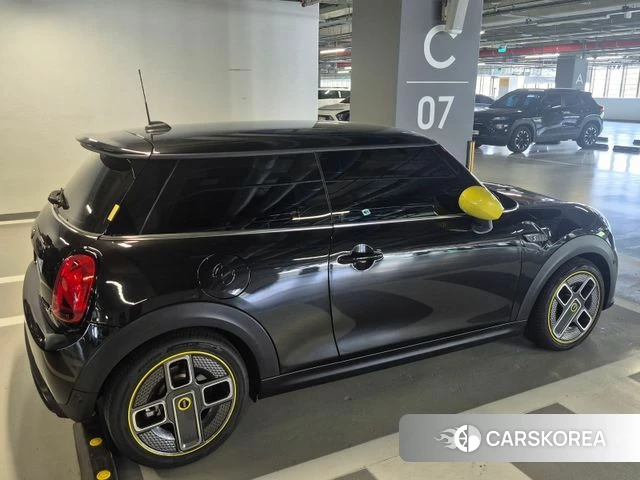 Mini Cooper Electric 2023 Черный из Кореи, фото 2
