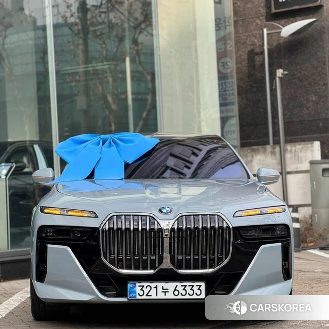 BMW 7 Series (G70) 2025 Светло-серебряный цвет из Кореи, фото 2