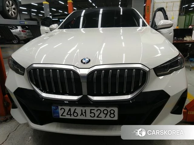 BMW 5 Series (G60) 2025 Белый из Кореи, фото 2