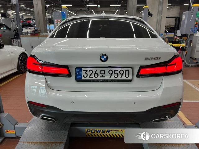 BMW 5 Series (G30) 2022 Белый из Кореи, фото 2