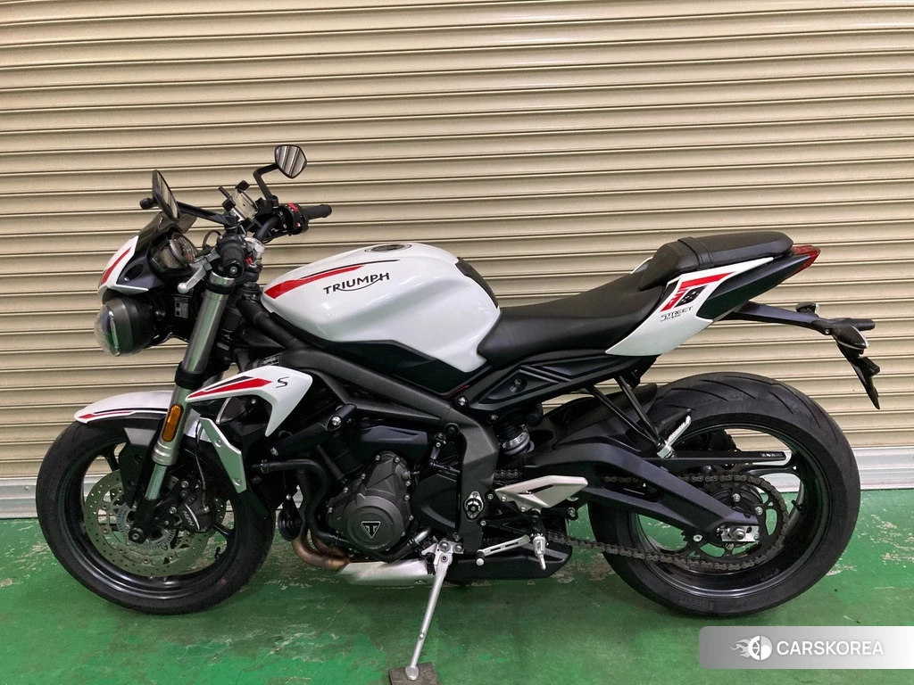 Проданный Triumph STREET TRIPLE 2021 из Японии