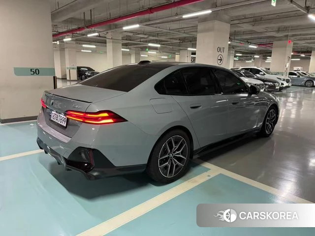 BMW 5 Series (G60) 2024 Серебристо-серый из Кореи, фото 3