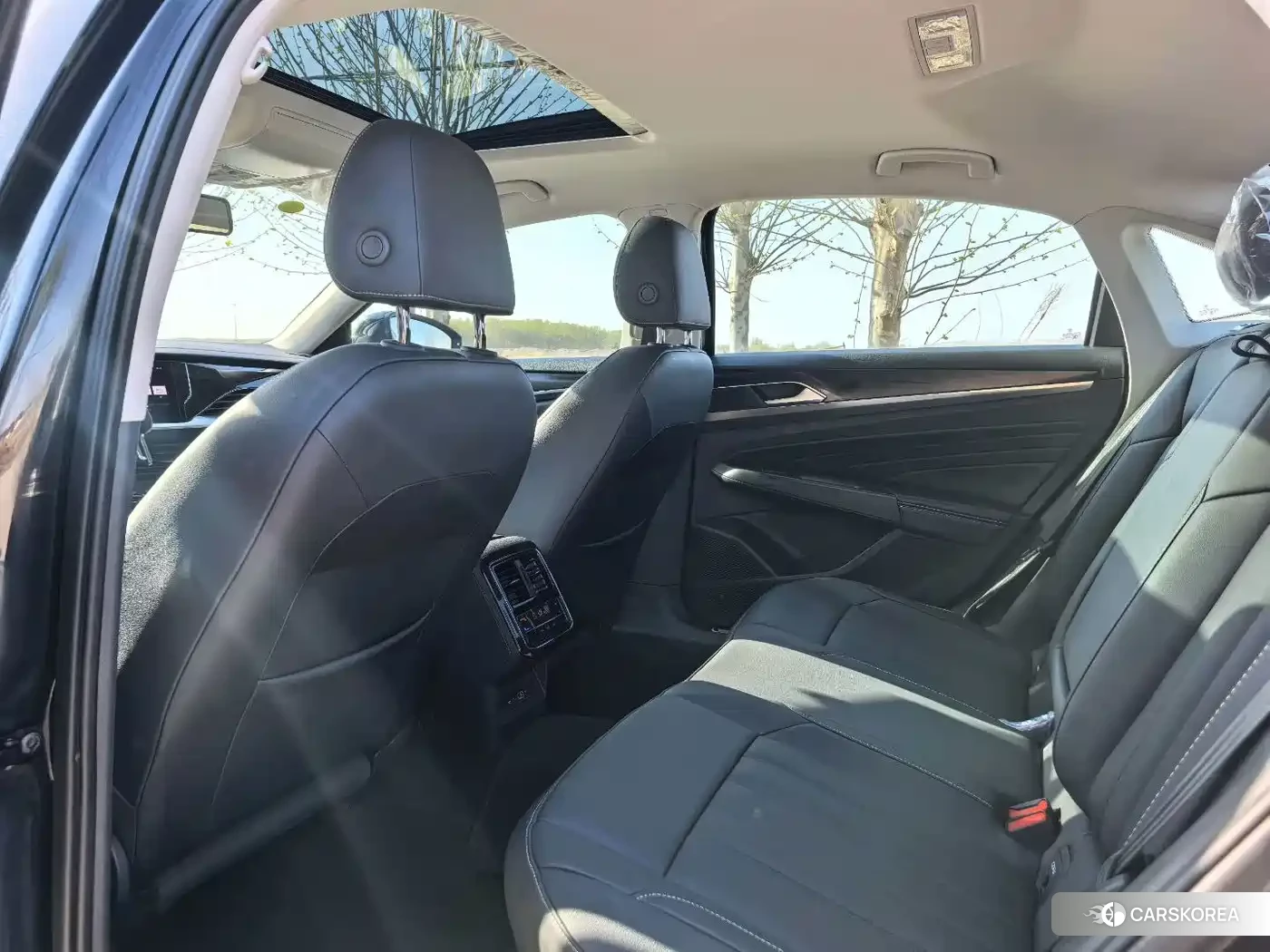 Volkswagen Passat plug-in hybrid 2026 Черный из Китая, фото 2
