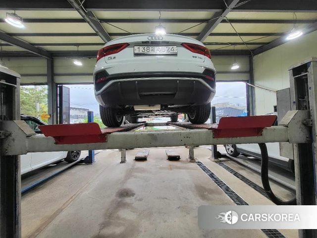 Audi Q3 (F3) 2024 Белый из Кореи, фото 2