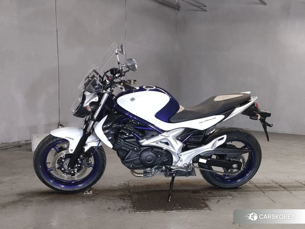 Проданный Suzuki GLADIUS 400 2010 из Японии, фото 2