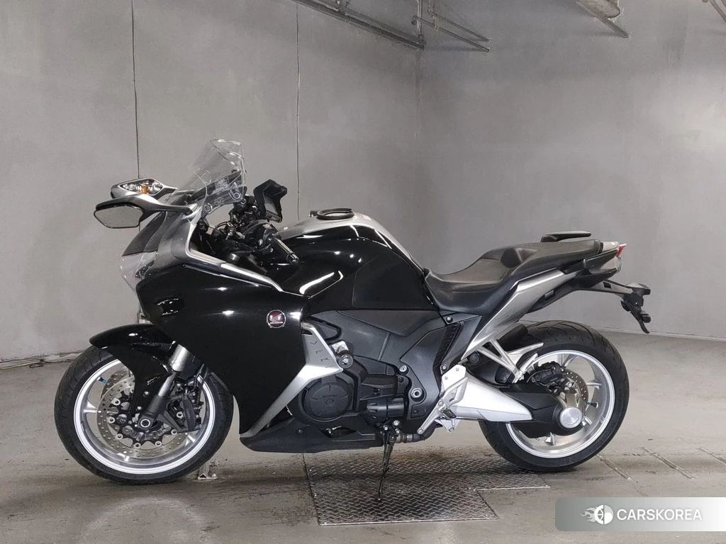 Проданный Honda VFR1200F DCT 2011 из Японии, фото 2