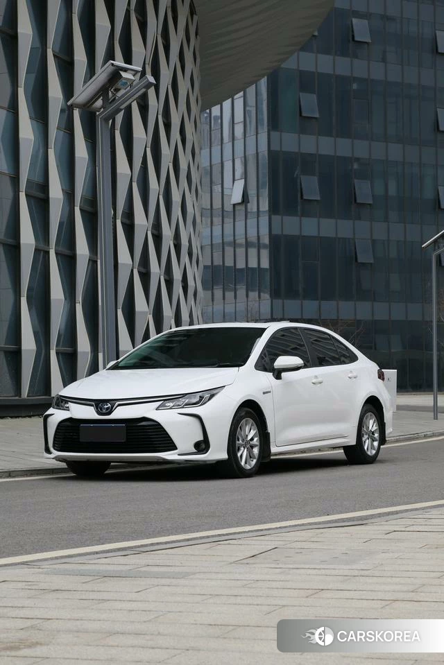 Toyota Corolla dual engine E+ 2022 Белый из Китая, фото 2
