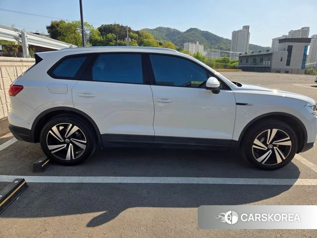 Volkswagen Touareg 3rd generation 2022 Белый из Кореи, фото 2